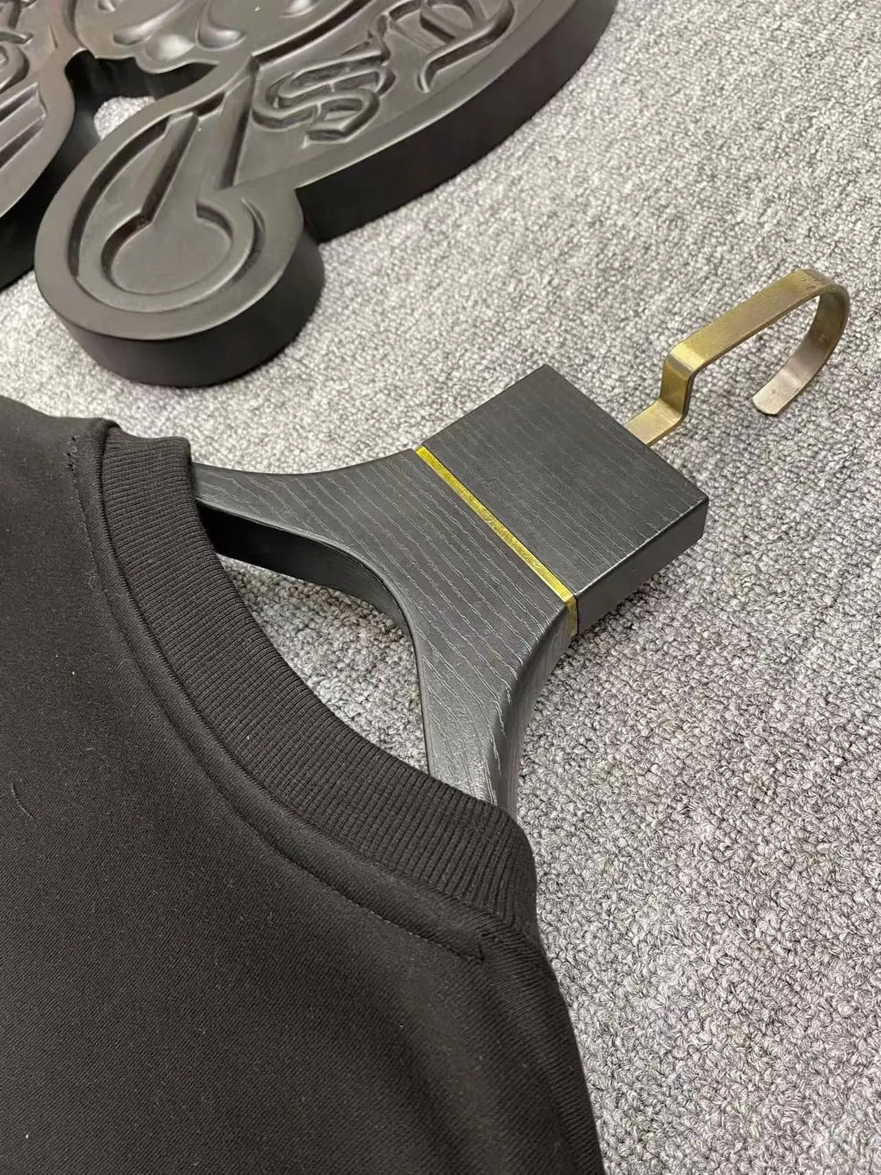 🅿️240 brand [LV Louis Vuitton] (Fat Man Gospel) 2025 Spring Style (Fleece Sweater) Tencel Roman velvet fabric. The upper body is extremely comfortable and skin-friendly. It is very elastic, does not cause pilling, is super warm, and is very comfortable to wear next to the body. It can be worn alone as a base layer. It makes you stylish and warm. It is simple and elegant, close to the body and warm. Size: M-5XL (can wear up to 220 pounds) Color: black